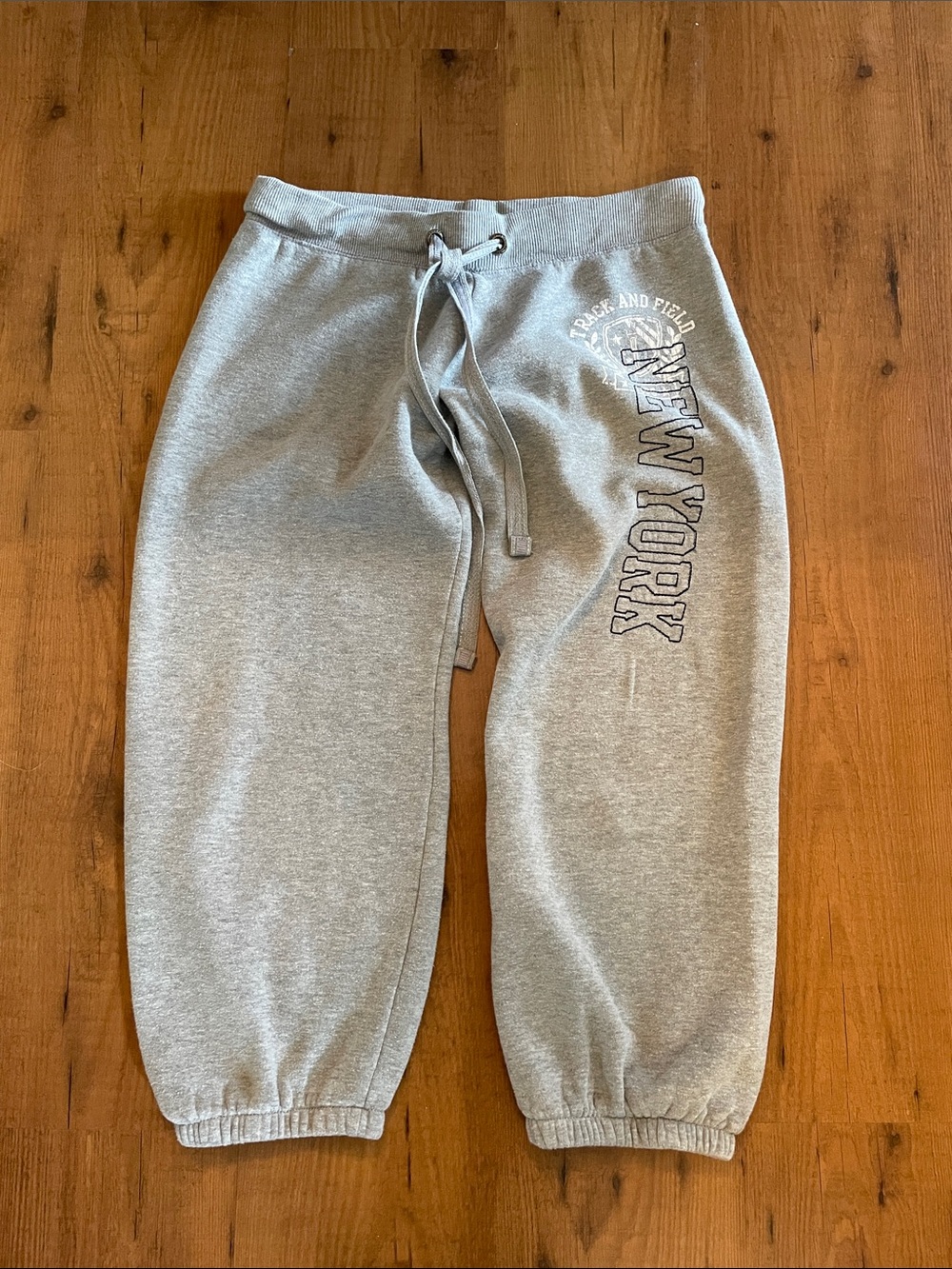 SWS grey Capri jogging pants with New York embroidery.